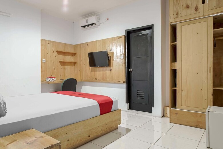 Hotel Reddoorz Plus Near Dharmawangsa Square 2