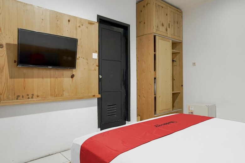 Hotel Reddoorz Plus Near Dharmawangsa Square 2
