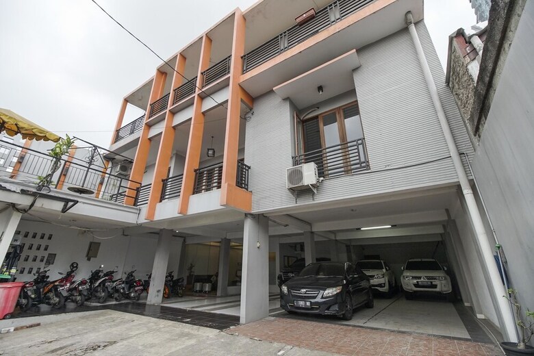 Hotel Reddoorz Plus Near Dharmawangsa Square 2