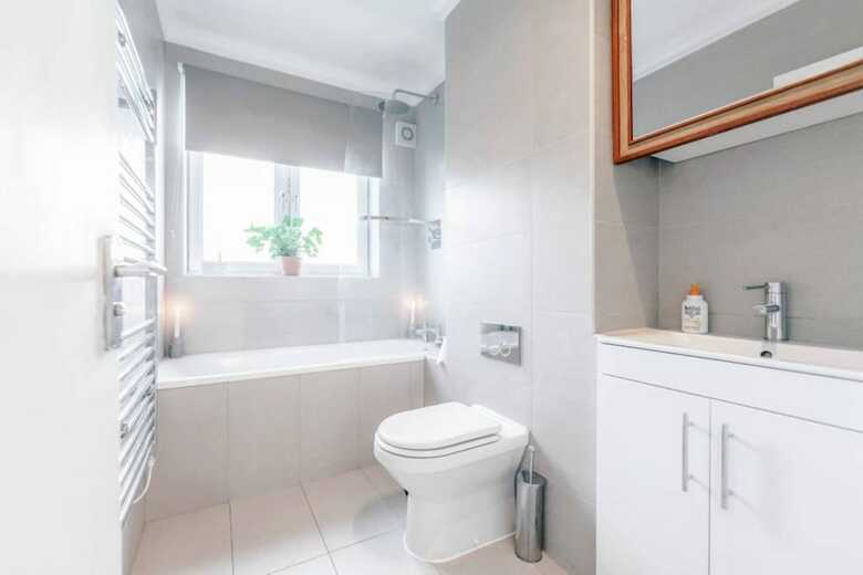 3 Bedroom House With Garden In Brixton