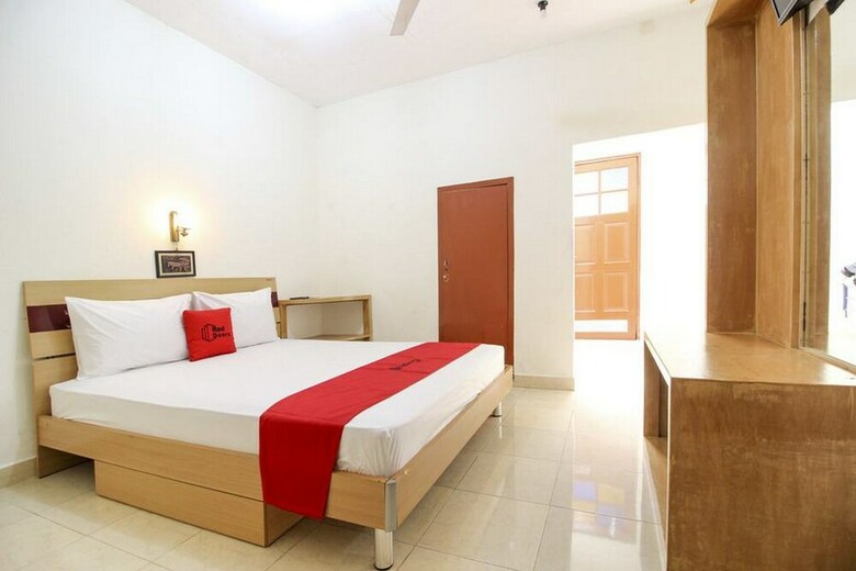 Hotel Reddoorz @ Jalan Menteri Supeno