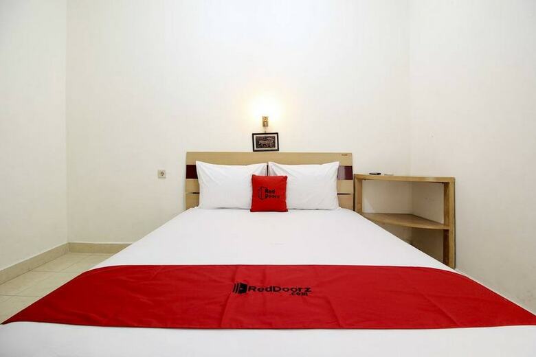 Hotel Reddoorz @ Jalan Menteri Supeno