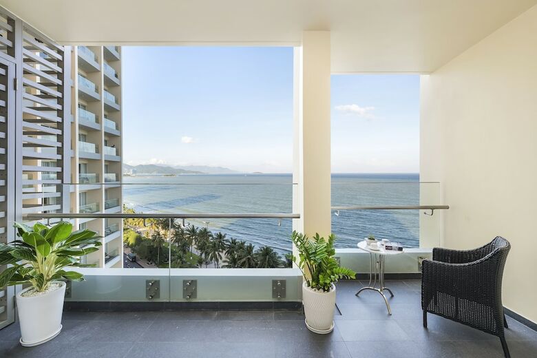 Hotel Christina's Nha Trang Costa Residences