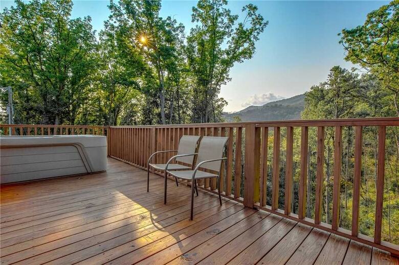 Lone Wolf Lodge - Three Bedroom Cabin