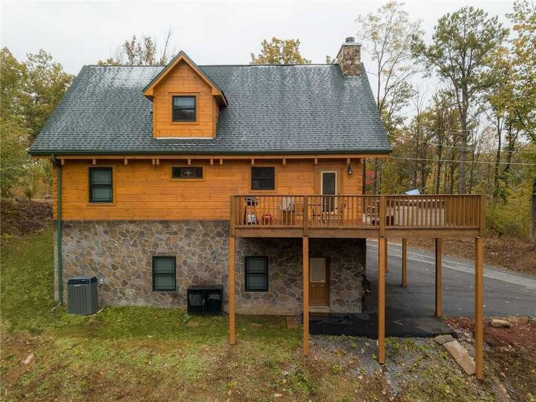 Lone Wolf Lodge - Three Bedroom Cabin