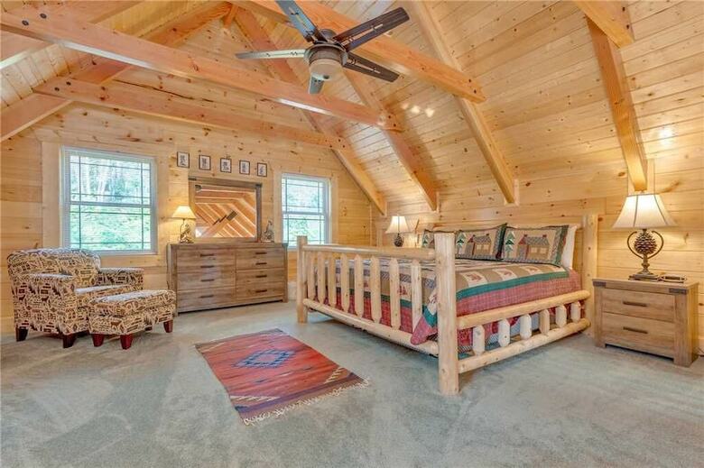 Lone Wolf Lodge - Three Bedroom Cabin