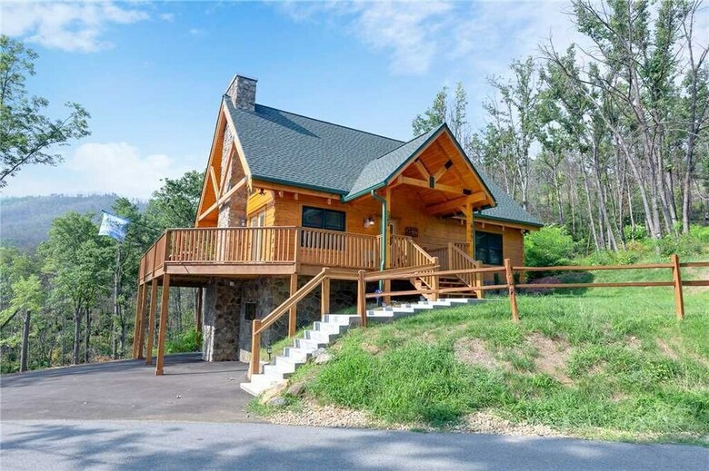 Lone Wolf Lodge - Three Bedroom Cabin