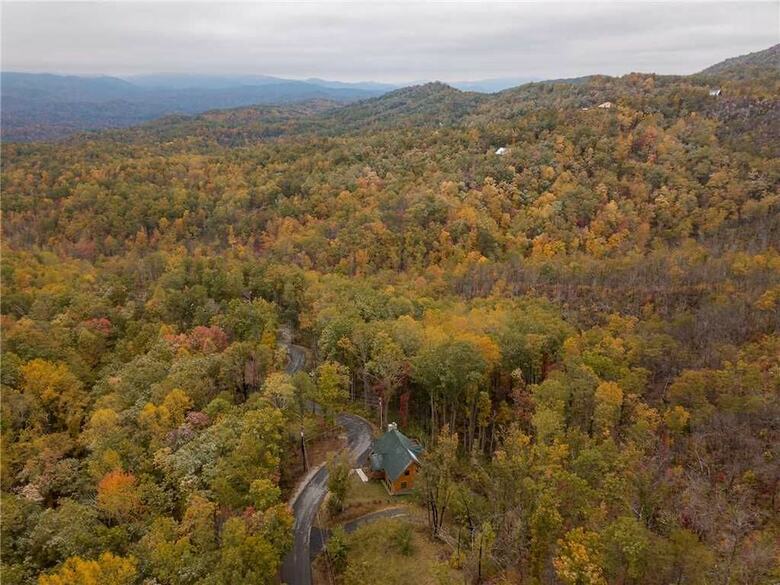 Lone Wolf Lodge - Three Bedroom Cabin