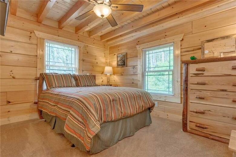 Lone Wolf Lodge - Three Bedroom Cabin