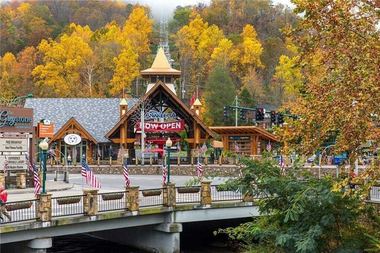 Smoky Mountain Retreat - Five Bedroom Cabin