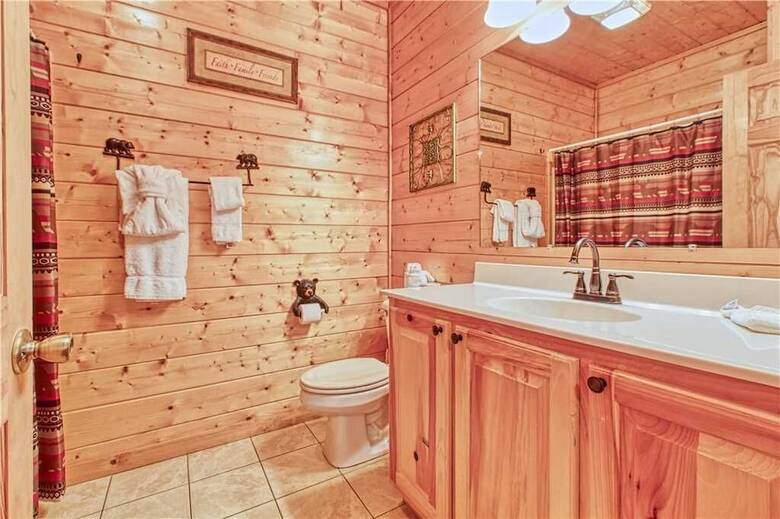 Smoky Mountain Retreat - Five Bedroom Cabin