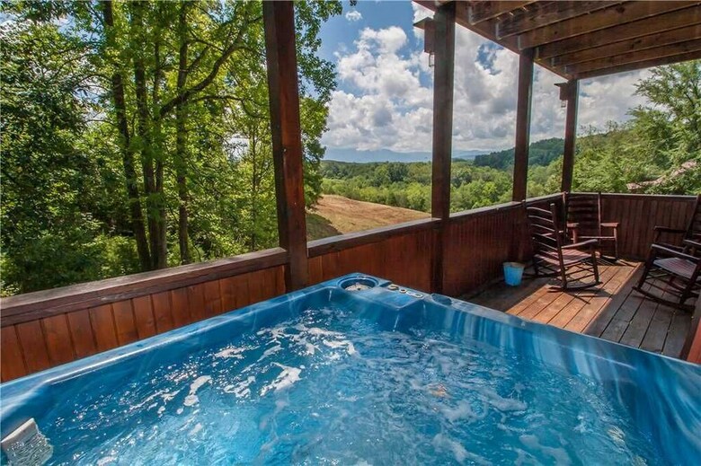 Smoky Mountain Retreat - Five Bedroom Cabin