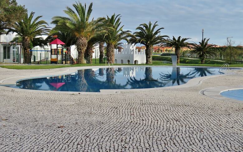 Hostal Supertubos Beach Hostel