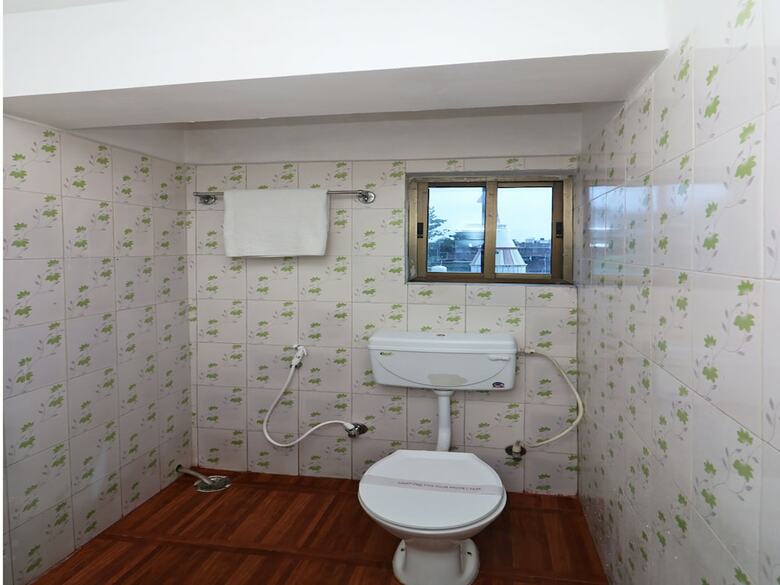 Hotel Oyo 18587 Alok House