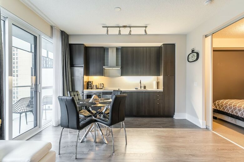 Simply Comfort. Modern Downtown Apartment