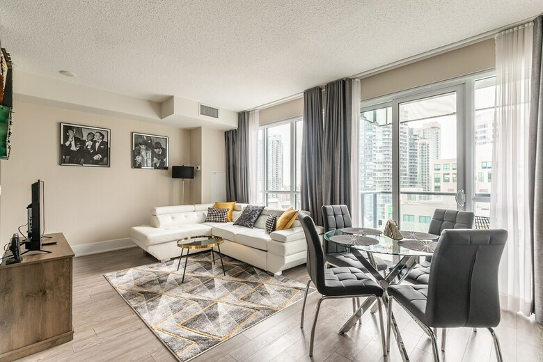 Simply Comfort. Modern Downtown Apartment