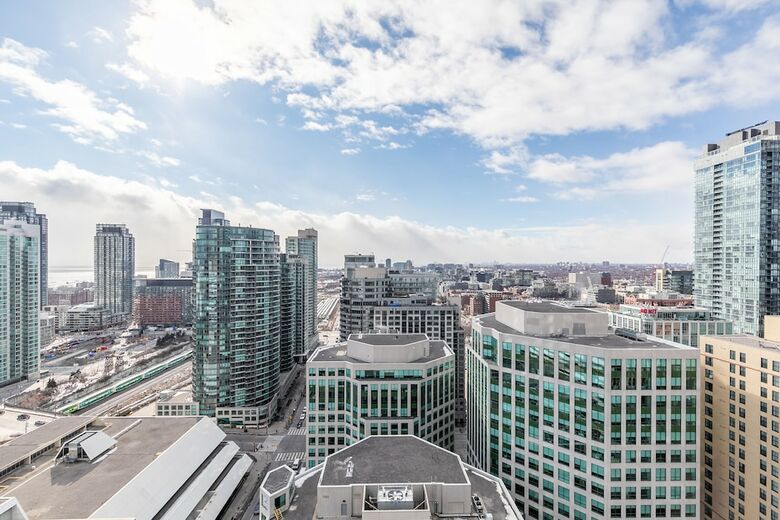 Simply Comfort. Modern Downtown Apartment