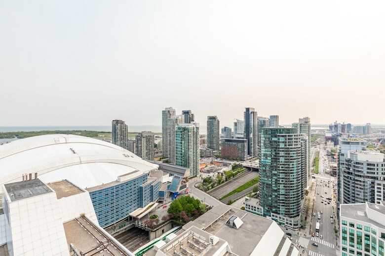 Simply Comfort. Modern Downtown Apartment