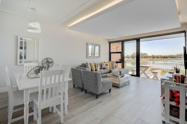 Uniquestay Paardevlei Square Apartment - Adults Only