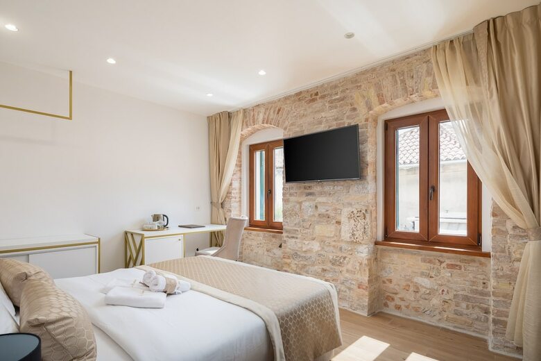 Hotel Le Premier Rooms