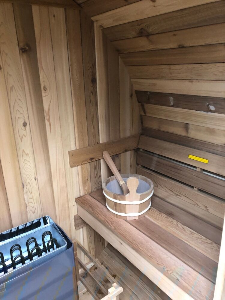 Four Corners Holiday Home With Hot Tub & Sauna