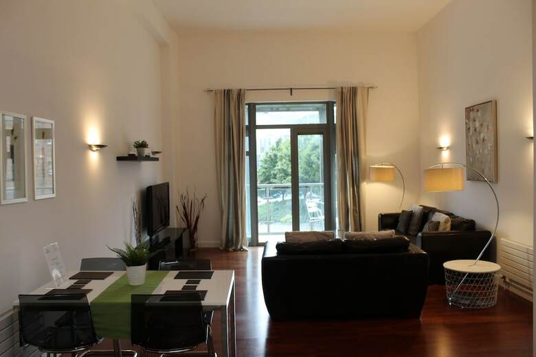 Week2week Spacious City Centre Apartment With 2 En-suites