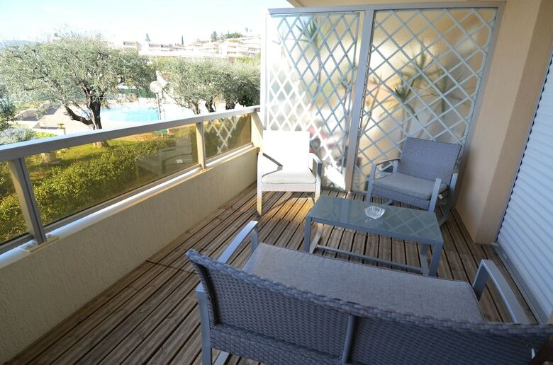 Spacious Apartment 5 Persons With Swimming-pool And Terrace Nice West