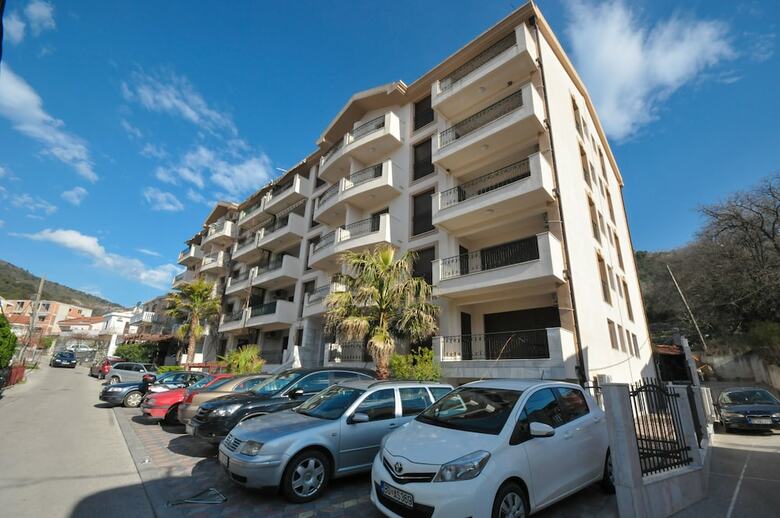 Apartments Maini