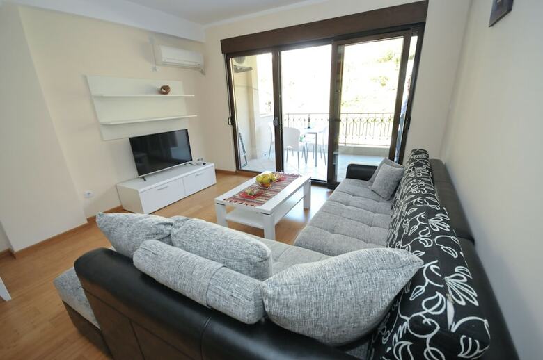 Apartments Maini