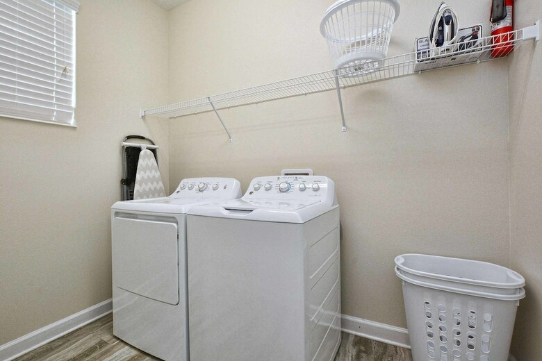 Storey Lake- 6 Bedroom Pool Home- 1668st