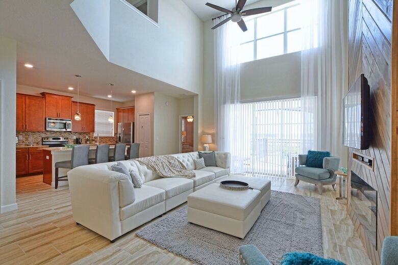 Storey Lake-5 Bedrooms Home W/pool-1650st