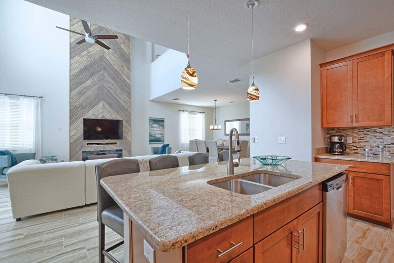 Storey Lake-5 Bedrooms Home W/pool-1650st