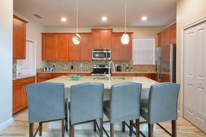 Storey Lake-5 Bedrooms Home W/pool-1650st