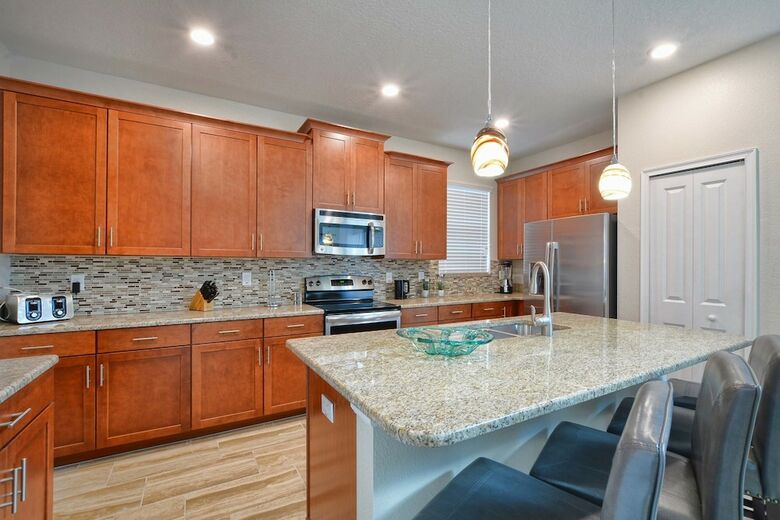 Storey Lake-5 Bedrooms Home W/pool-1650st