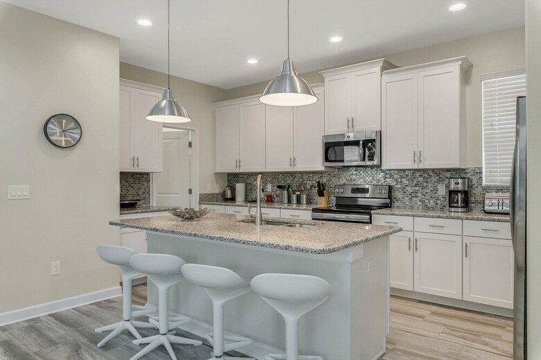 Storey Lake - 5 Bedroom Pool Home- 1667st