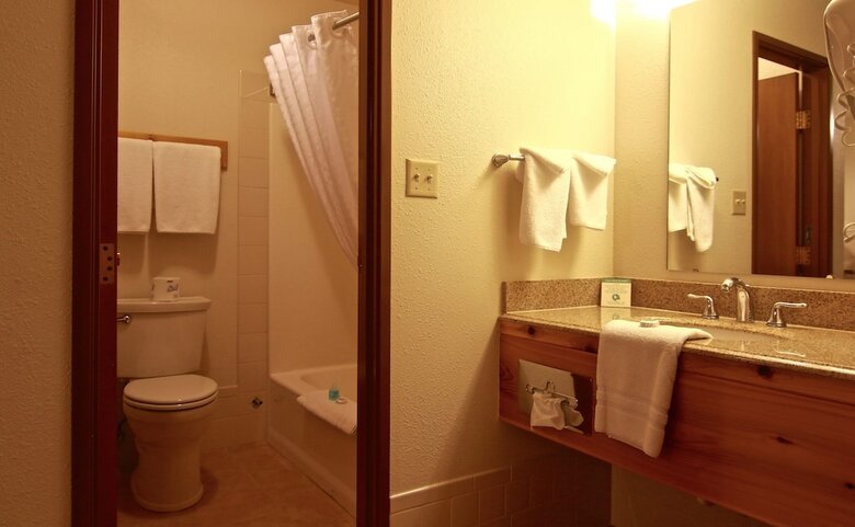 Hotel Yellowstone Village Inn And Suites