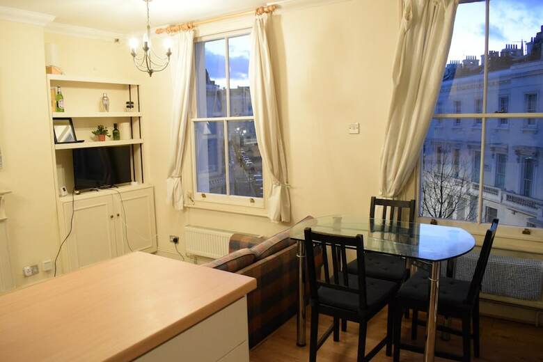 2 Bedroom Apartment In Pimlico London