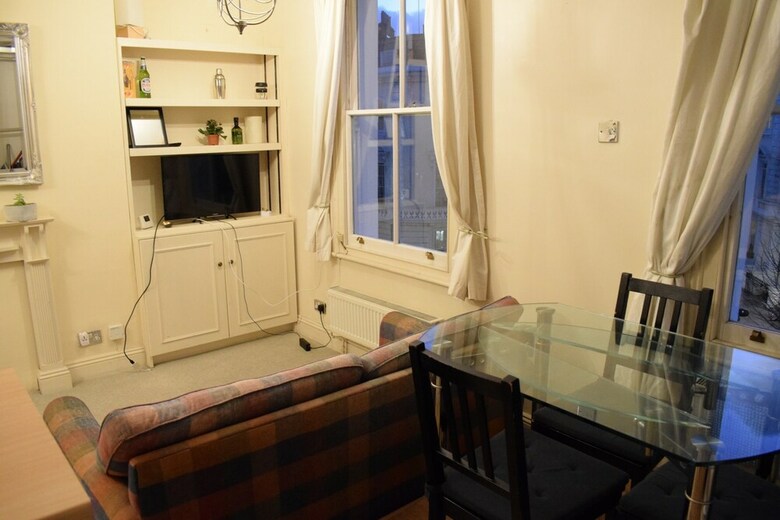 2 Bedroom Apartment In Pimlico London