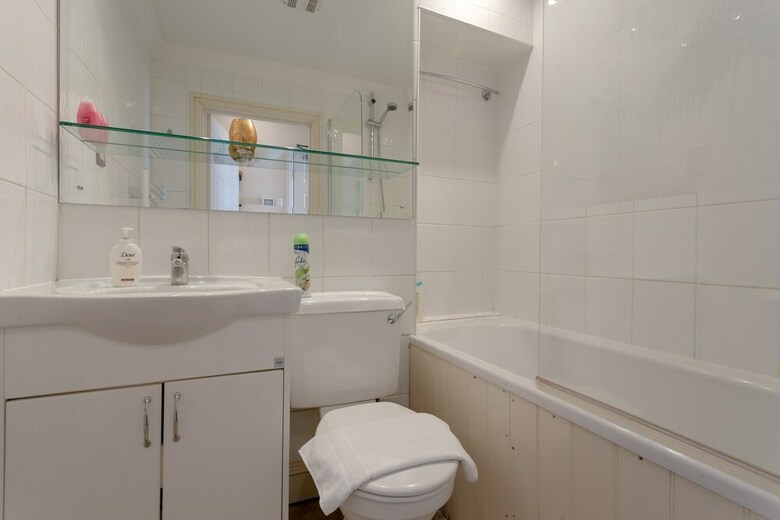2 Bedroom Apartment In Pimlico London