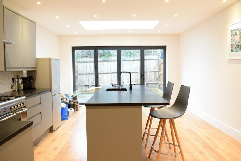 3 Bedroom Garden House In Earlsfield
