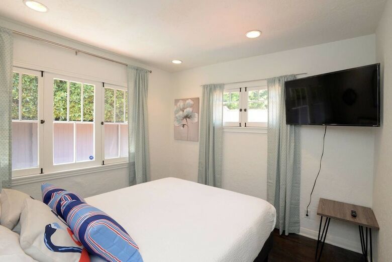 Ethnic Vibes In Weho Melrose - Walk To Everywhere