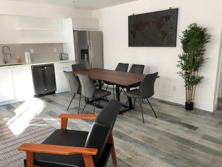 Brand New Luxury Spacious 3bdr Townhome Close To 3rd St