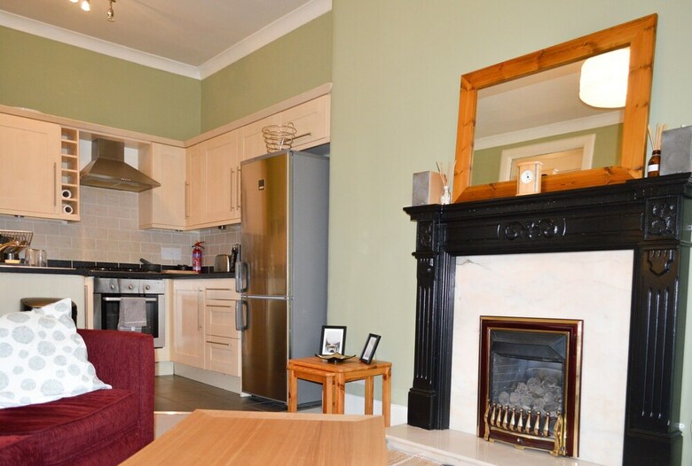 Colourful 1 Bedroom Apartment Near Edinburgh Centre