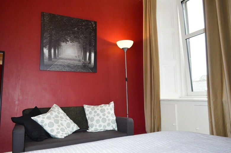 Colourful 1 Bedroom Apartment Near Edinburgh Centre