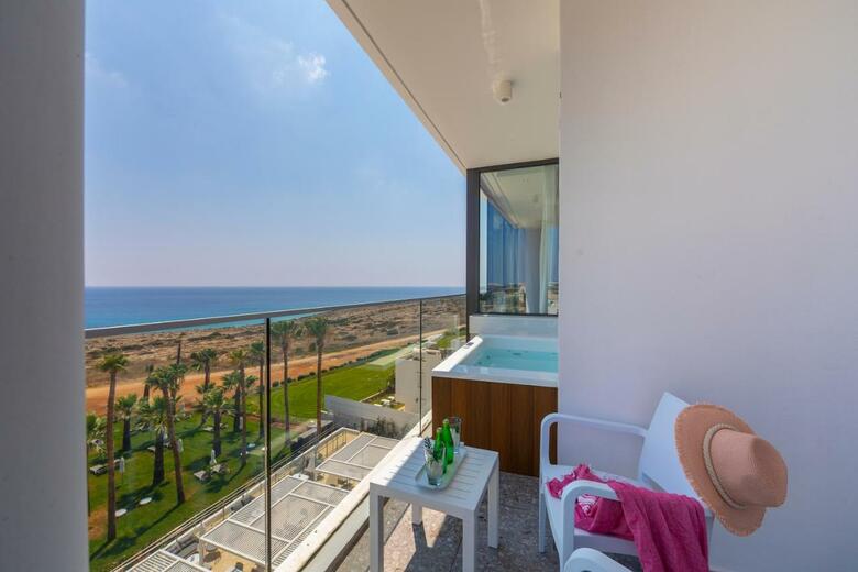 Hotel Leonardo Crystal Cove & Spa By The Sea - Adults Only