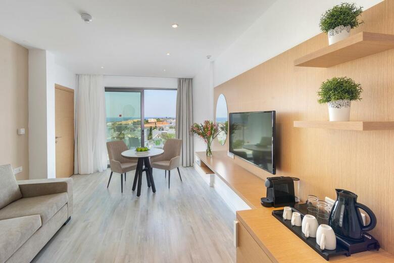 Hotel Leonardo Crystal Cove & Spa By The Sea - Adults Only