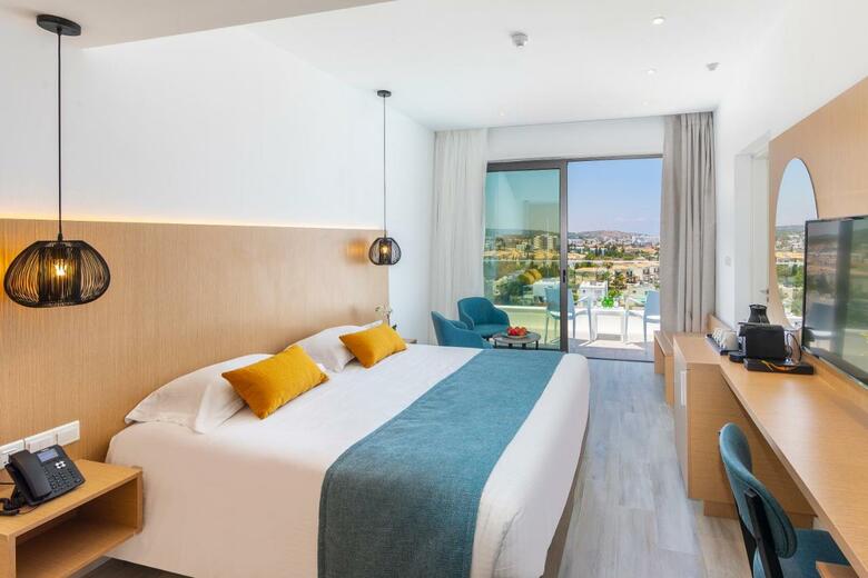 Hotel Leonardo Crystal Cove & Spa By The Sea - Adults Only
