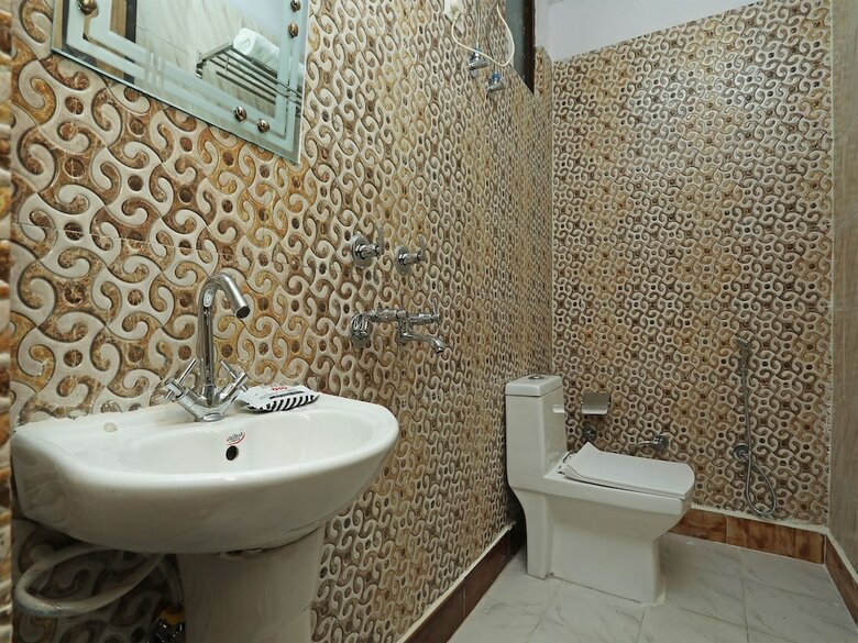 Hotel Oyo 22663 Qlark Rooms & Lawn