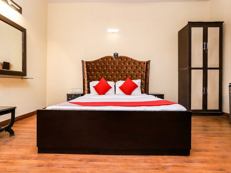 Hotel Oyo 26610 Royal Town