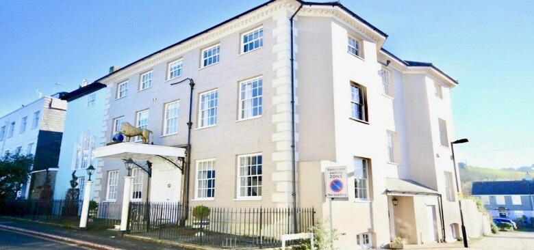 Golden Lion House - Historic Townhouse